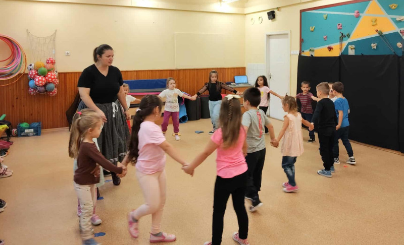 Szüreti táncház és angol foglalkozás az iskolában