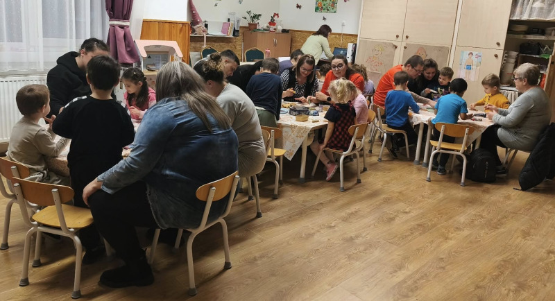 Mézeskalács díszítő családi program a Süni csoportban 